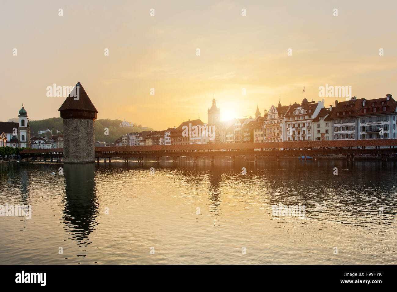 Altstadt von Luzern mit berühmten Kapellbrücke und dem Vierwaldstättersee im Kanton Luzern, Schweiz Stockfoto