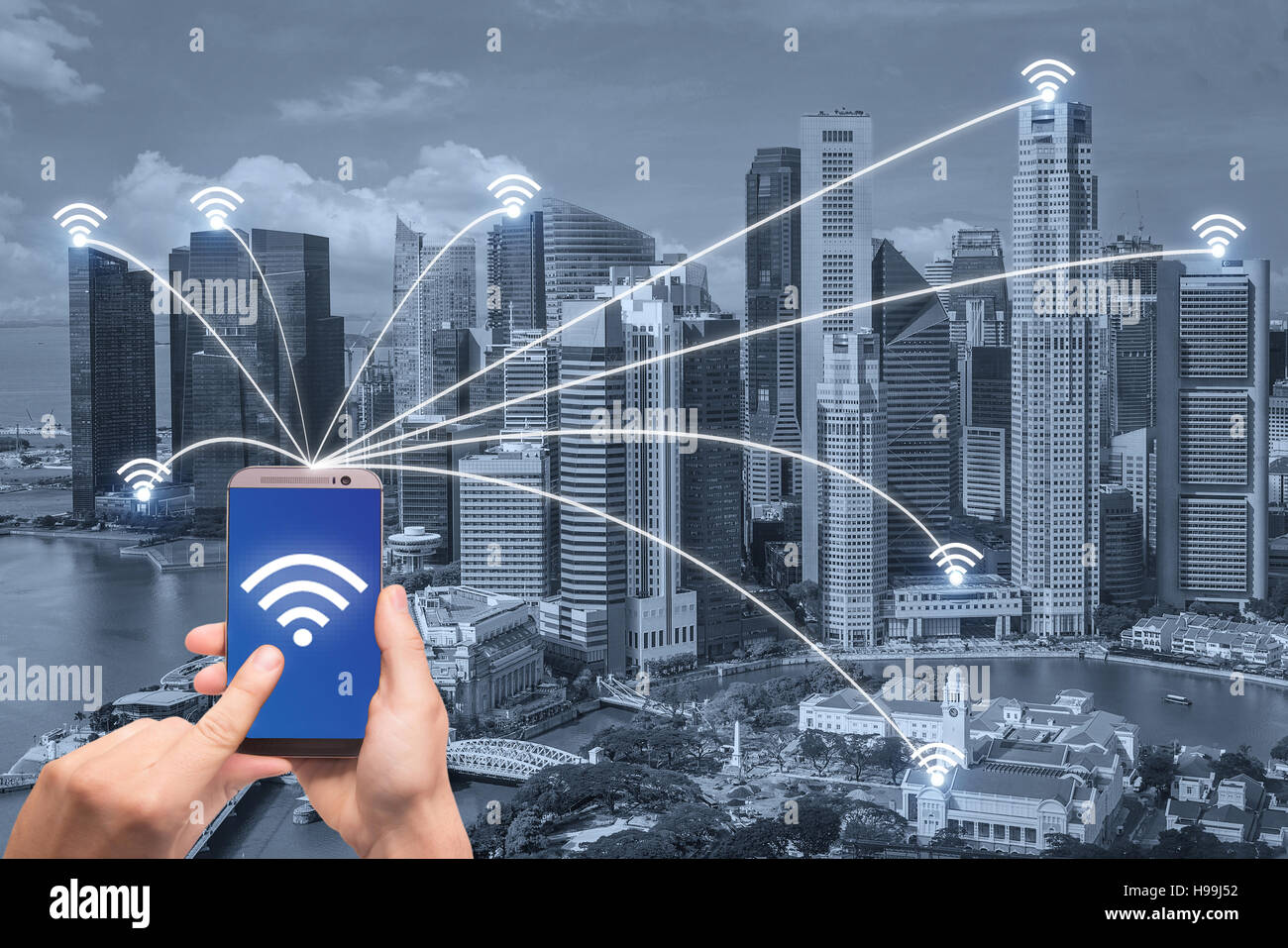 Hand mit Smartphone und Singapur Stadt mit Netzwerkverbindung. Smart-City-Netzwerk-Verbindung-Konzept. Stockfoto