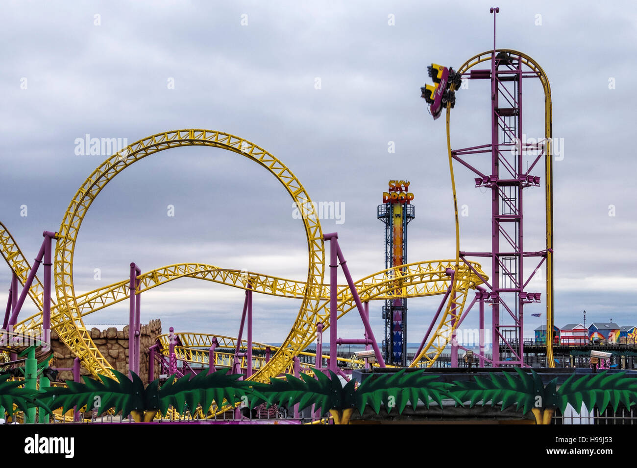 "Rage" - eine erschreckende Achterbahn fahren im Adventure Island Amusement Park. Freizeitpark Southend-on-sea, Essex, England Stockfoto