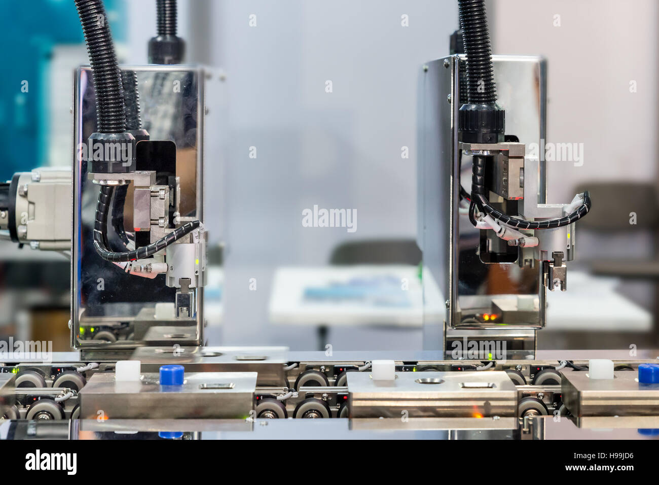 Automatische Roboter-Arm mit optischem Sensor arbeitet in Fabrik Stockfoto