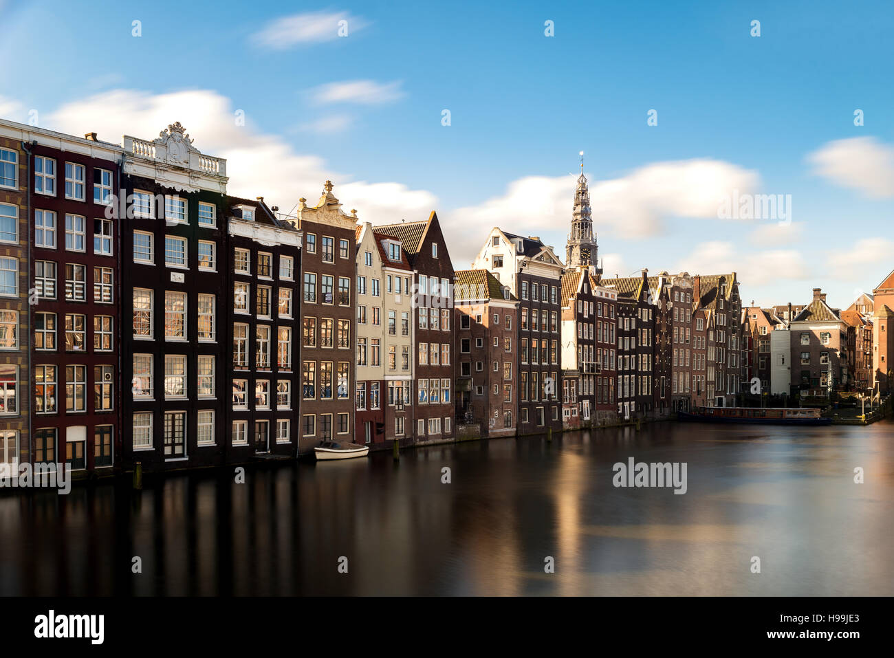 Blick auf die Stadt Amsterdam Niederlande traditionelle Häuser mit Fluss Amstel in Amsterdam, Niederlande Stockfoto