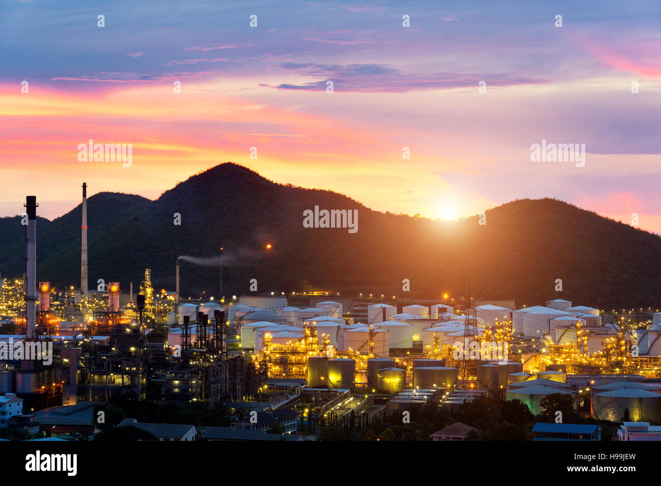 Öl-Raffinerie-Industrie in der Nacht in Chonburi, Thailand. Stockfoto