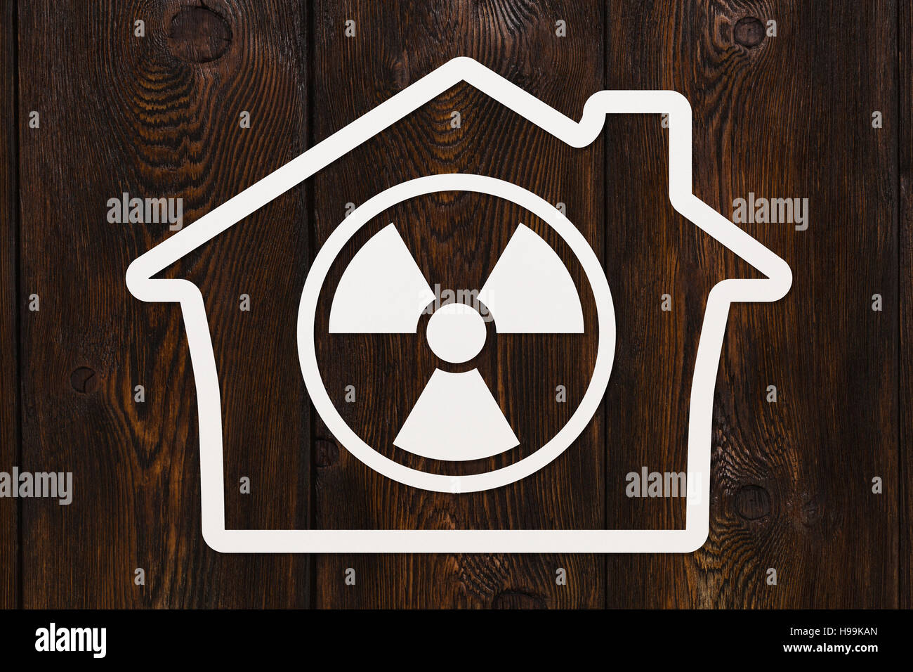 Papierhaus mit Strahlung Gefahrenzeichen, abstrakte Konzeptbild Stockfoto