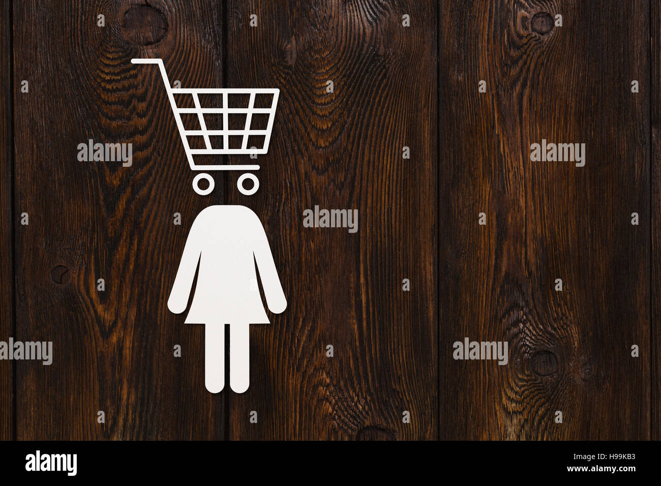 Papier Frau Shopaholic mit shopping Cart Kopf, abstrakte Konzeptbild Stockfoto