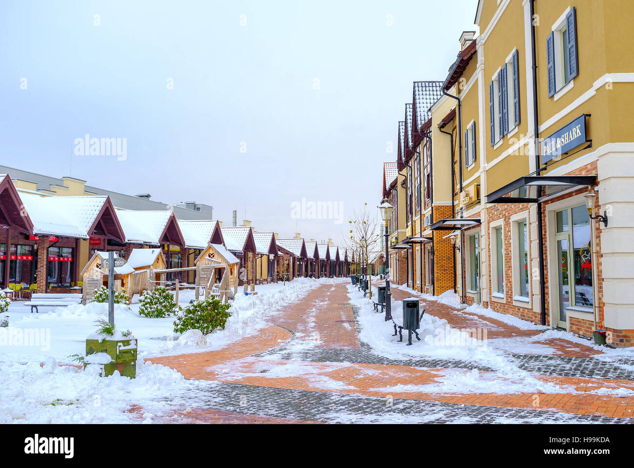 Der Winterblick auf die holländische Einkaufsstadt mit schneebedeckten Dächern und Gassen, Kiew, Ukraine. Stockfoto