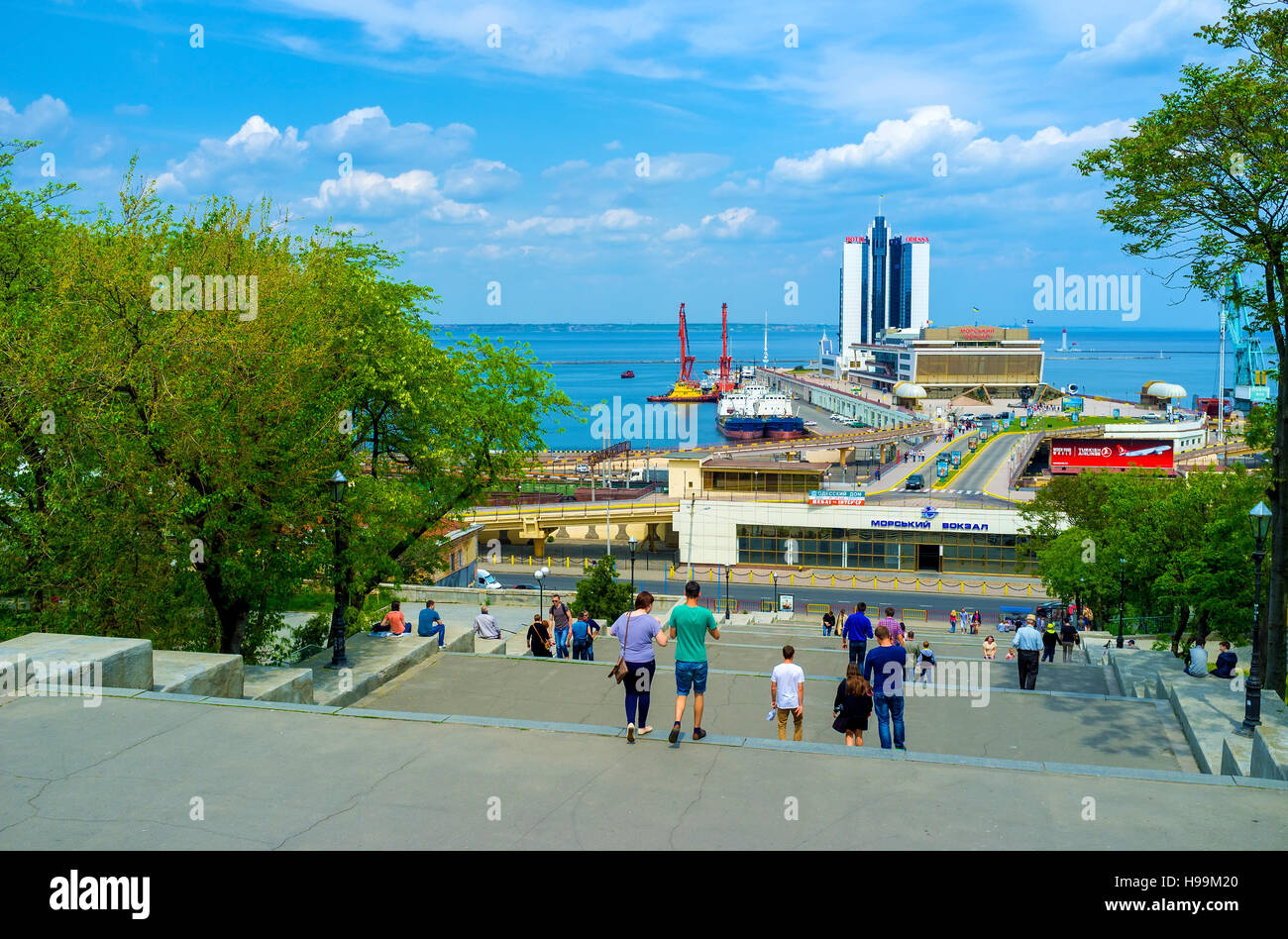 Der Blick auf den Hafen von Odessa und Odessa Hotel aus die Potemkinsche Treppe Stockfoto