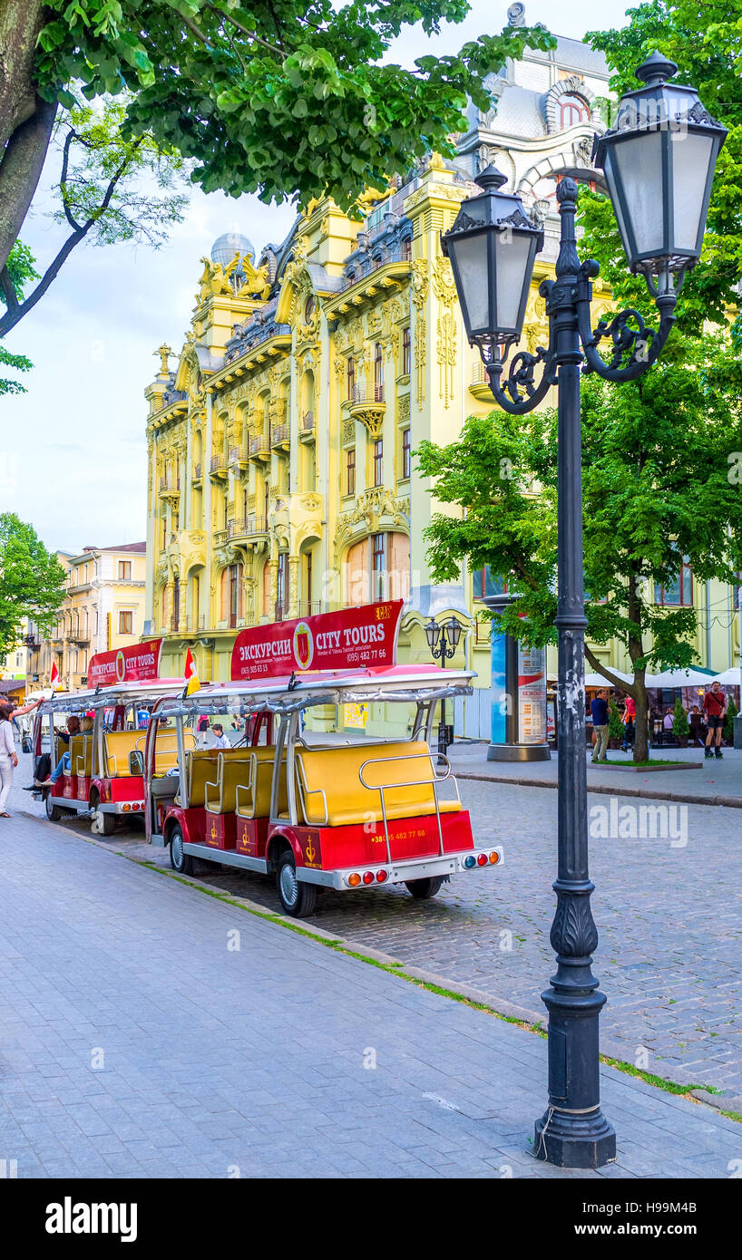 Der beste Weg zur Entdeckung der alten Stadt ist mit dem touristischen Zug fahren Stockfoto