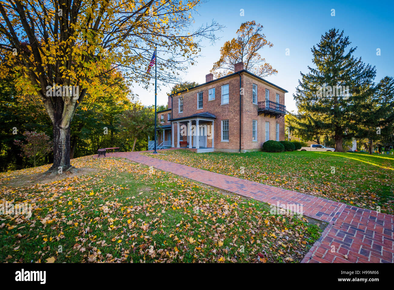 Herbstfarbe und ein historisches Gebäude von Storer College, in Harpers Ferry, West Virginia. Stockfoto