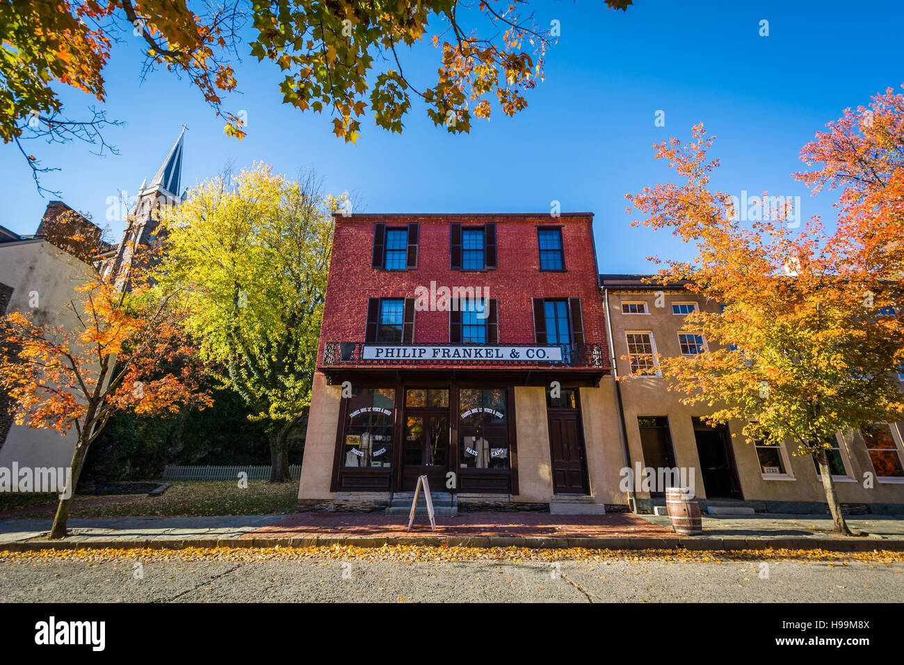 Herbstfarbe und Gebäude in Shenandoah Straße, in Harpers Ferry, West Virginia. Stockfoto