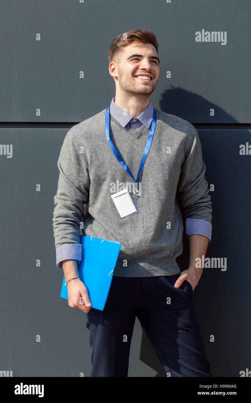 Junger Geschäftsmann Hand in der Tasche halten Dokument Stockfoto