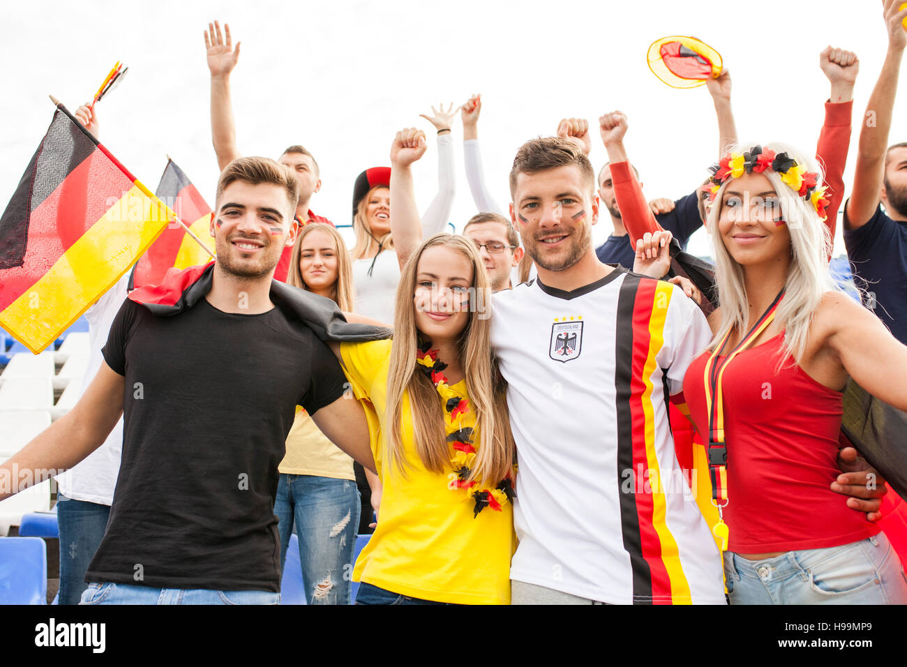 Gruppe der deutschen Fußball-Fans jubeln Stockfoto