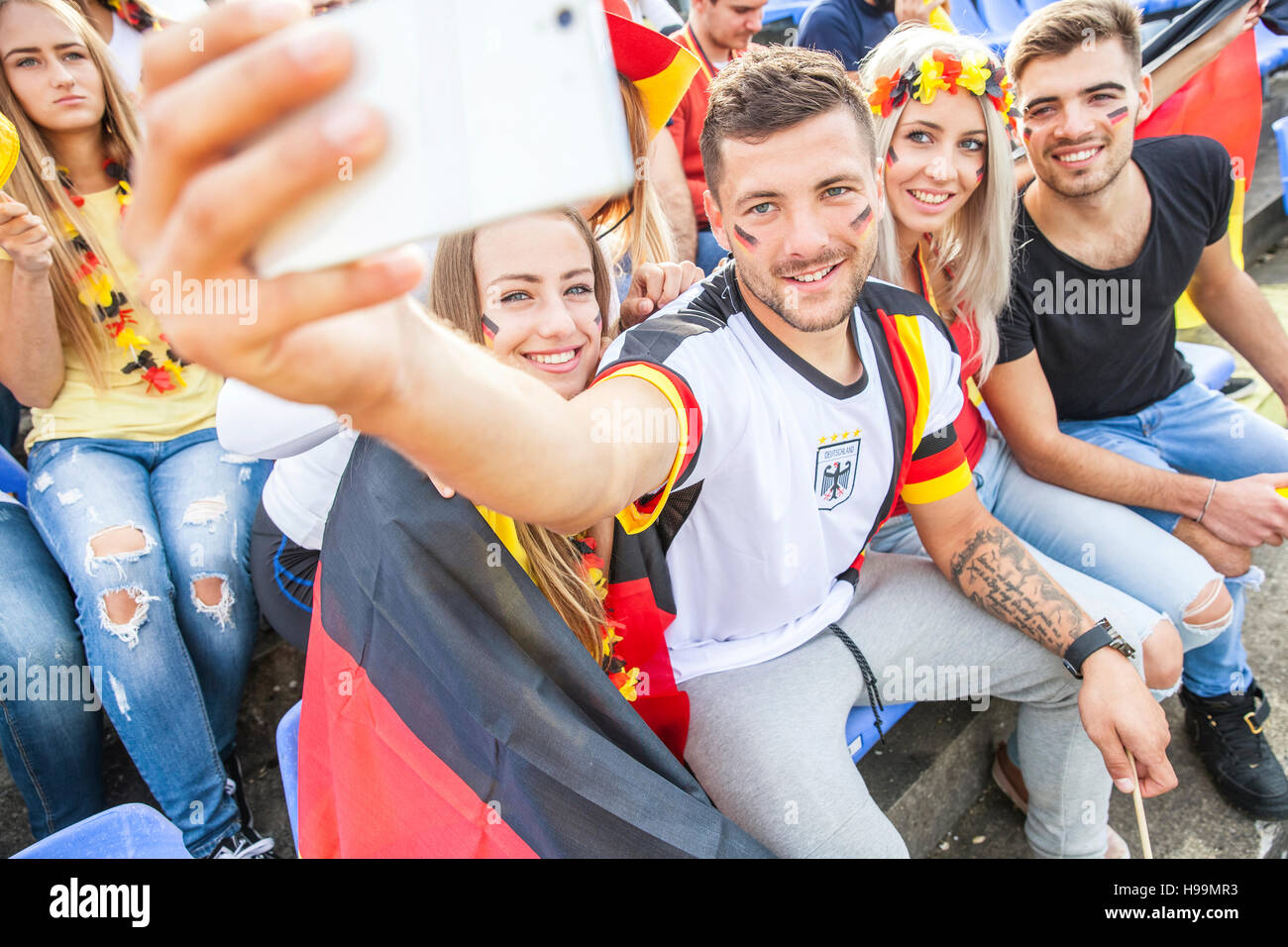 Gruppe der deutschen Fußball-Fans unter einem selfie Stockfoto