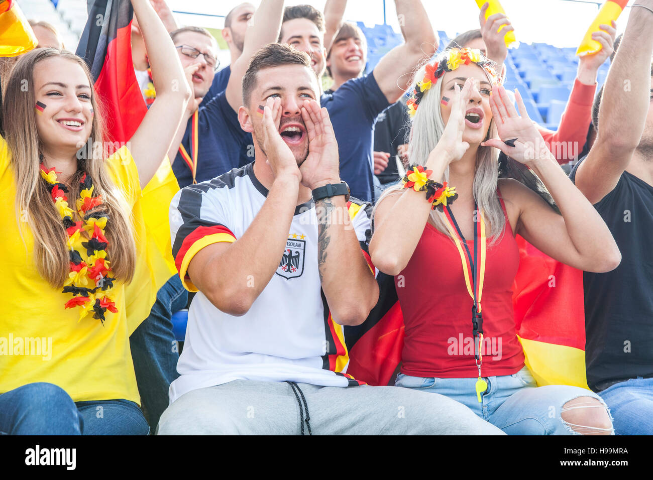 Deutsche Fußball-Fans im Stadion jubeln Stockfoto