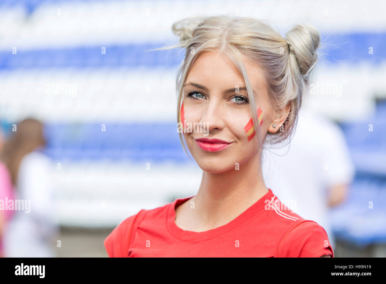 Porträt der Frau mit Bemalung in den spanischen Farben Stockfoto