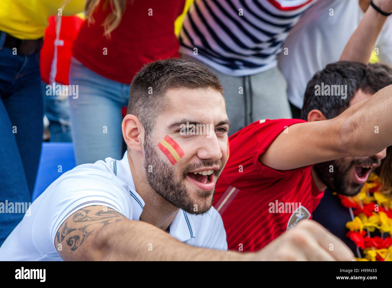 Männlichen Fußball-Fan jubeln und schreien Stockfoto