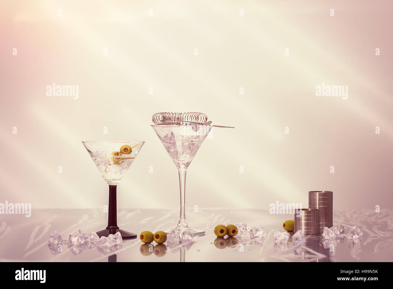 Cocktails zu mixen Martini auf Eis im Art-Déco-Gläser mit Oliven Stockfoto