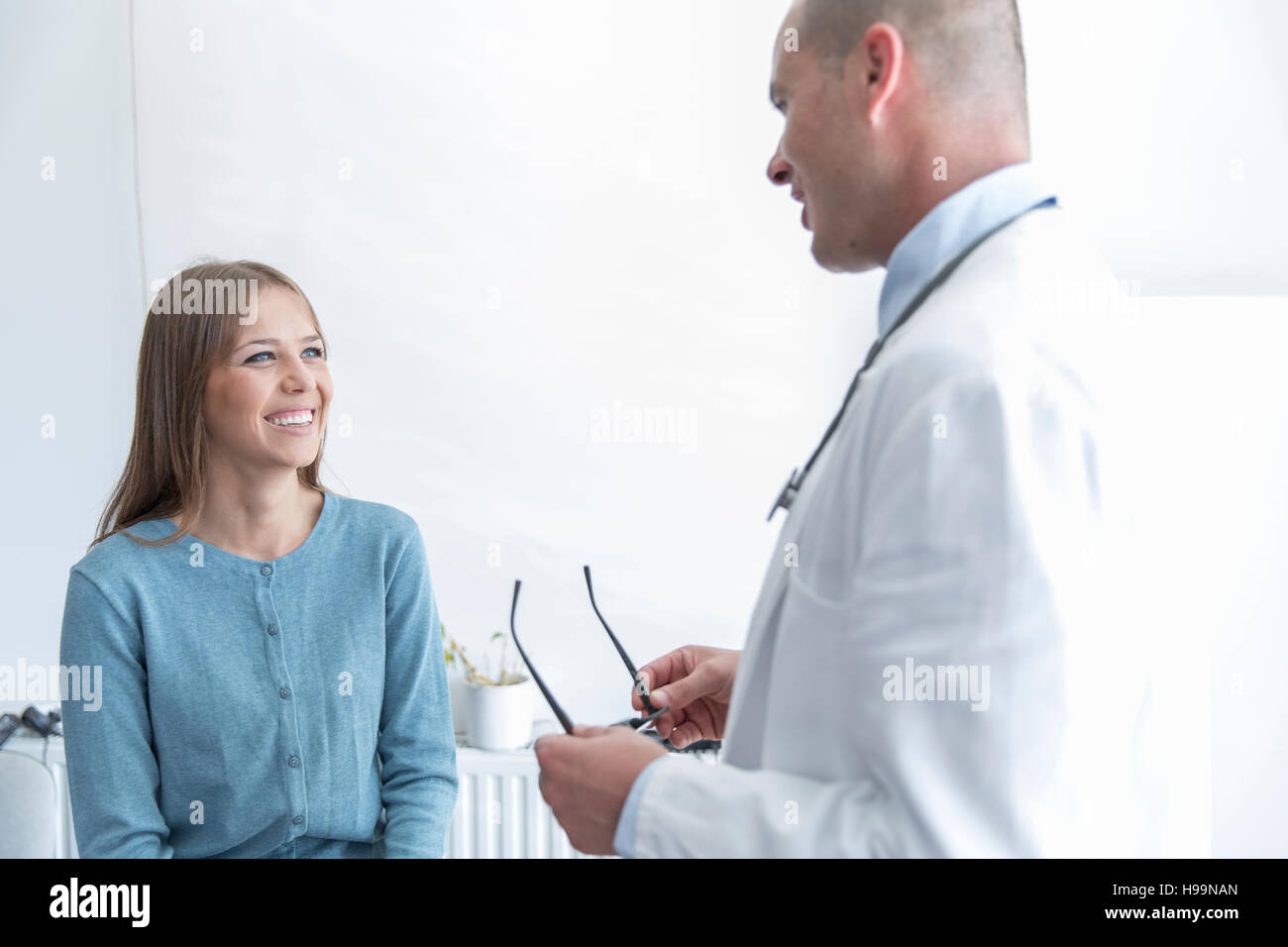 Sprechender arzt und patient -Fotos und -Bildmaterial in hoher ...
