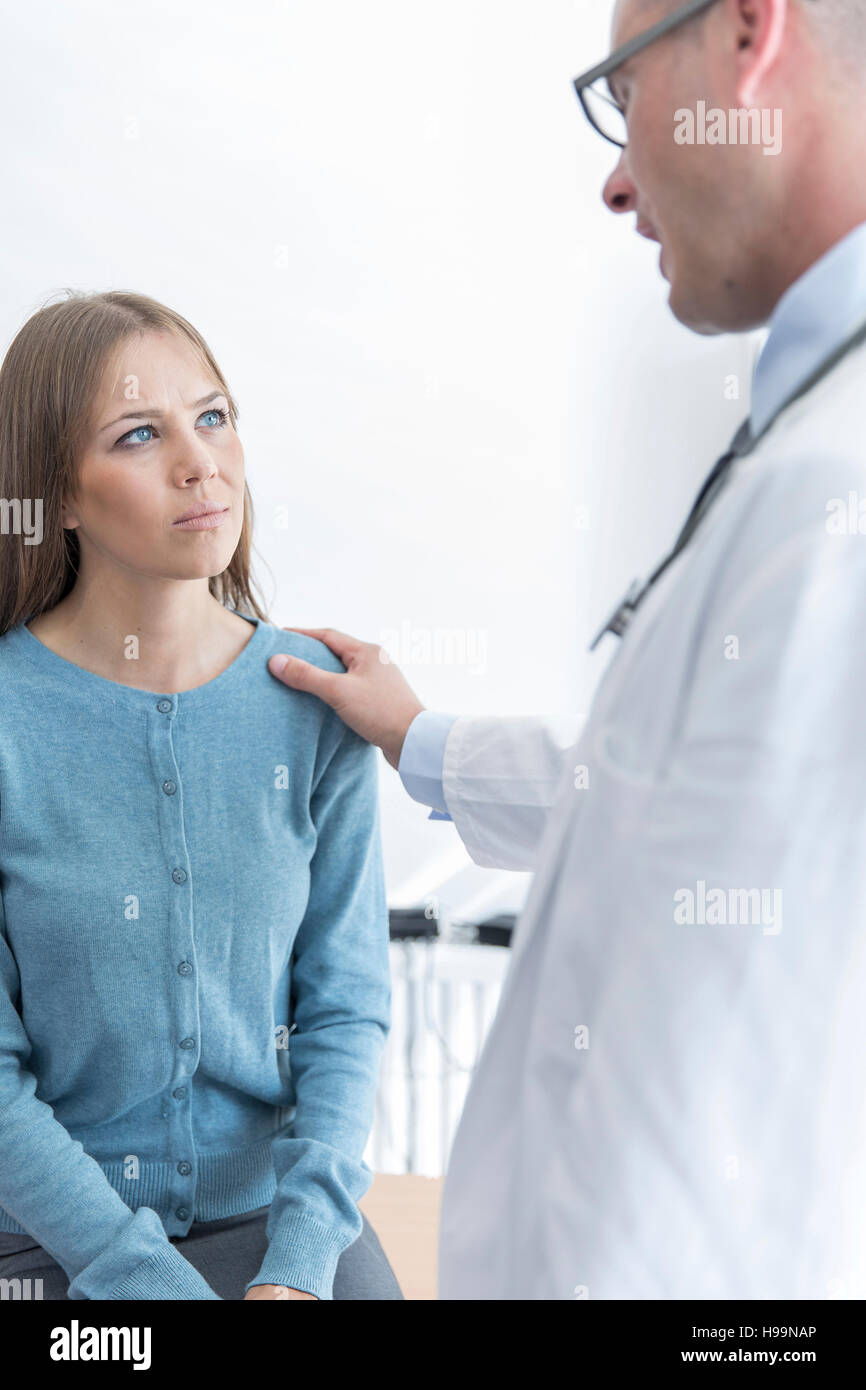 Arzt im Gespräch mit der Patientin im Krankenhaus Stockfoto