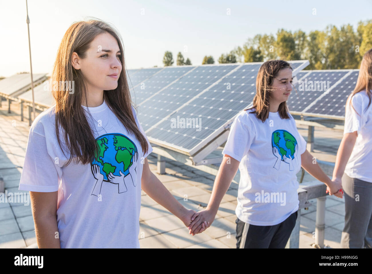 Gruppe der Teenager Umweltschützer Hand in Hand Stockfoto