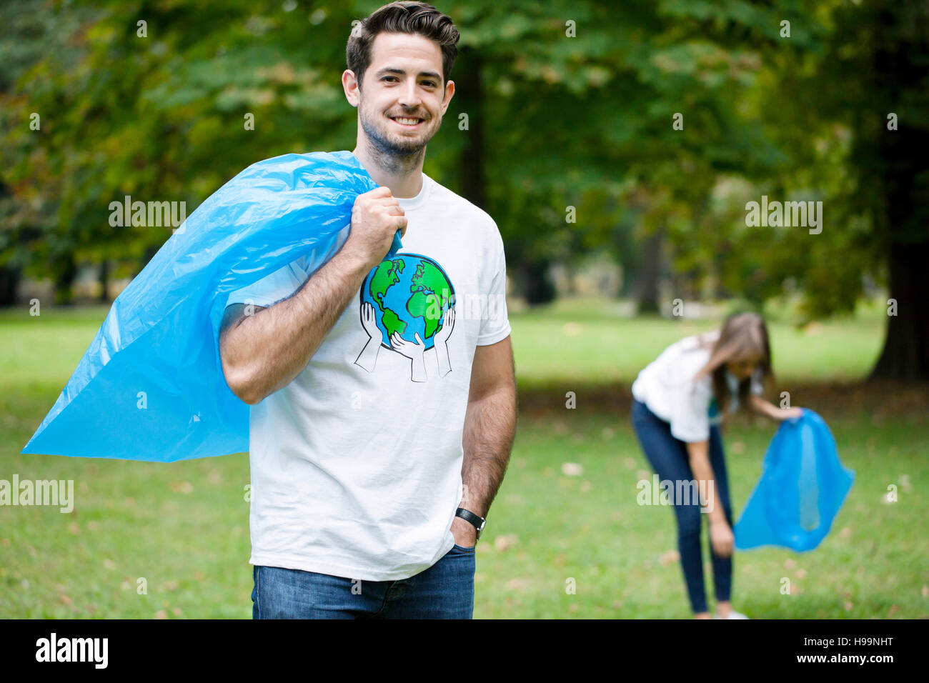 Teenager Freiwilligen Garbage Bereinigung im Park zu tun Stockfoto