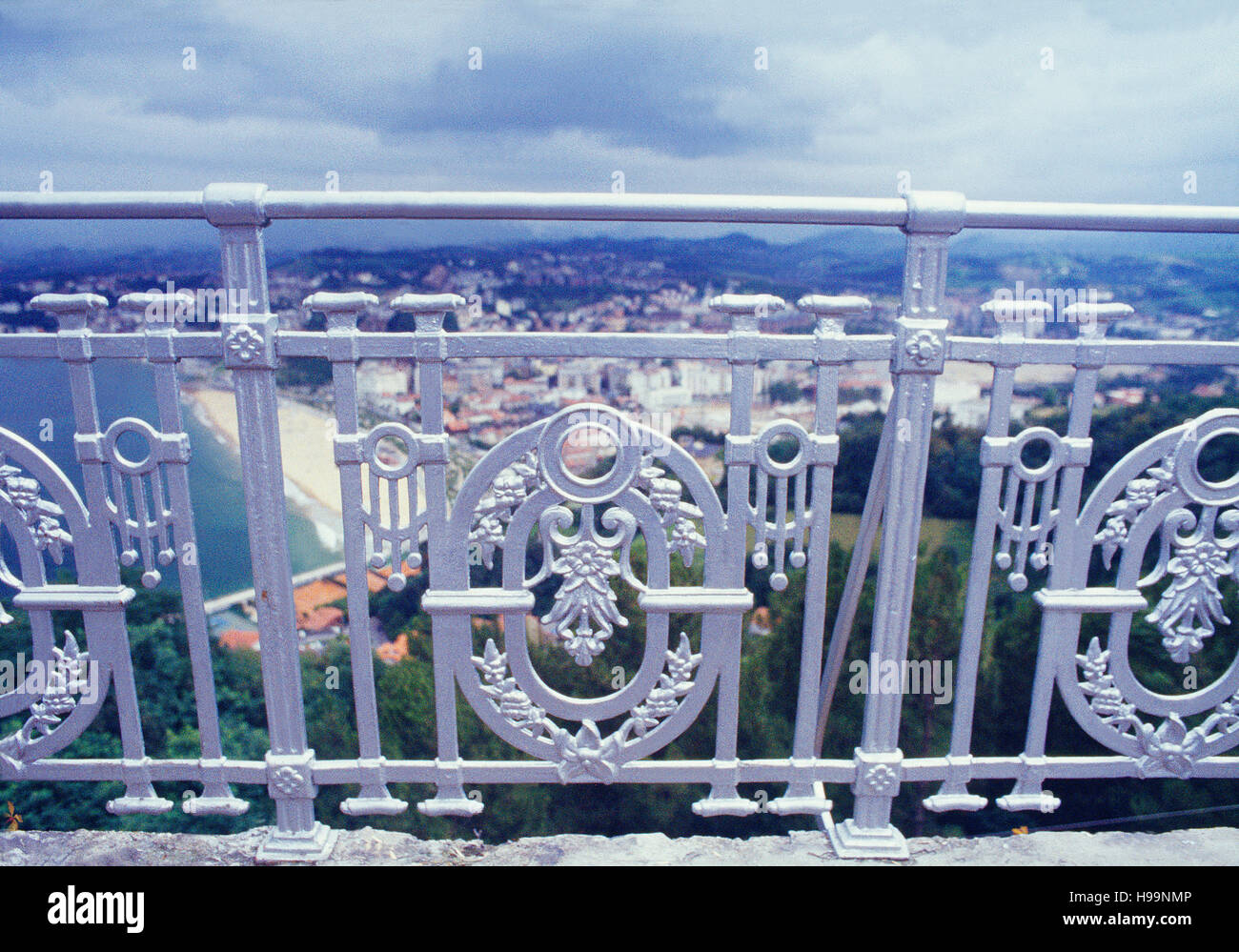 Eisen Geländer und Blick auf die Stadt. Monte Igueldo, San Sebastian, Spanien. Stockfoto