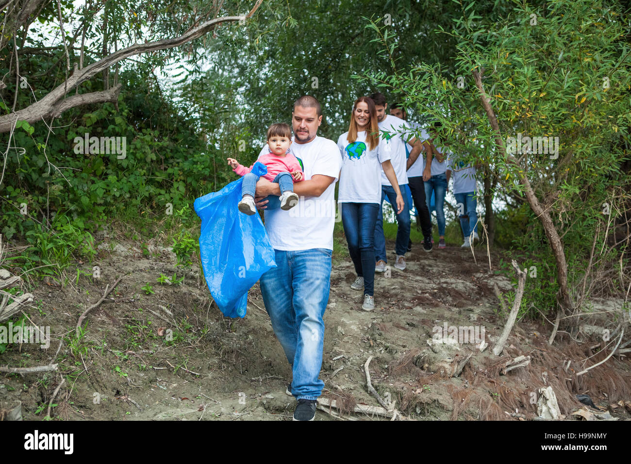 Familie und freiwilligen Garbage Bereinigung im Park zu tun Stockfoto