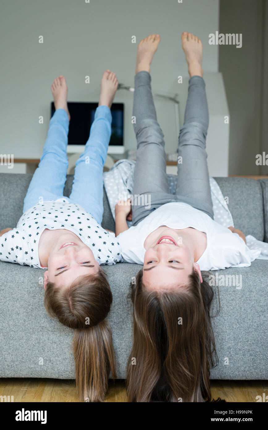 Zwei Mädchen im Teenageralter entspannend im Schlafzimmer Stockfoto