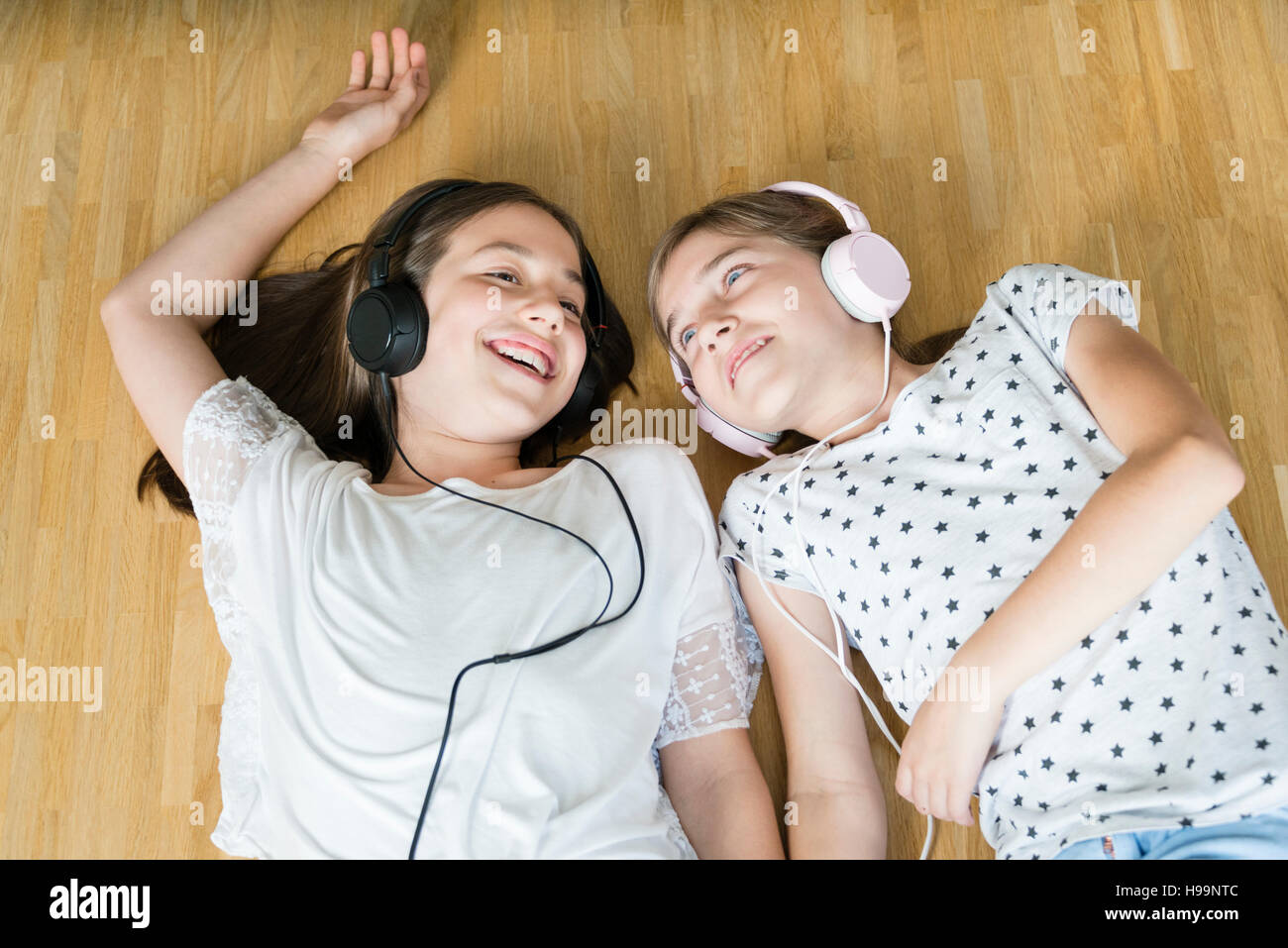 Mädchen im Teenageralter Musik mit Kopfhörern zu hören Stockfoto