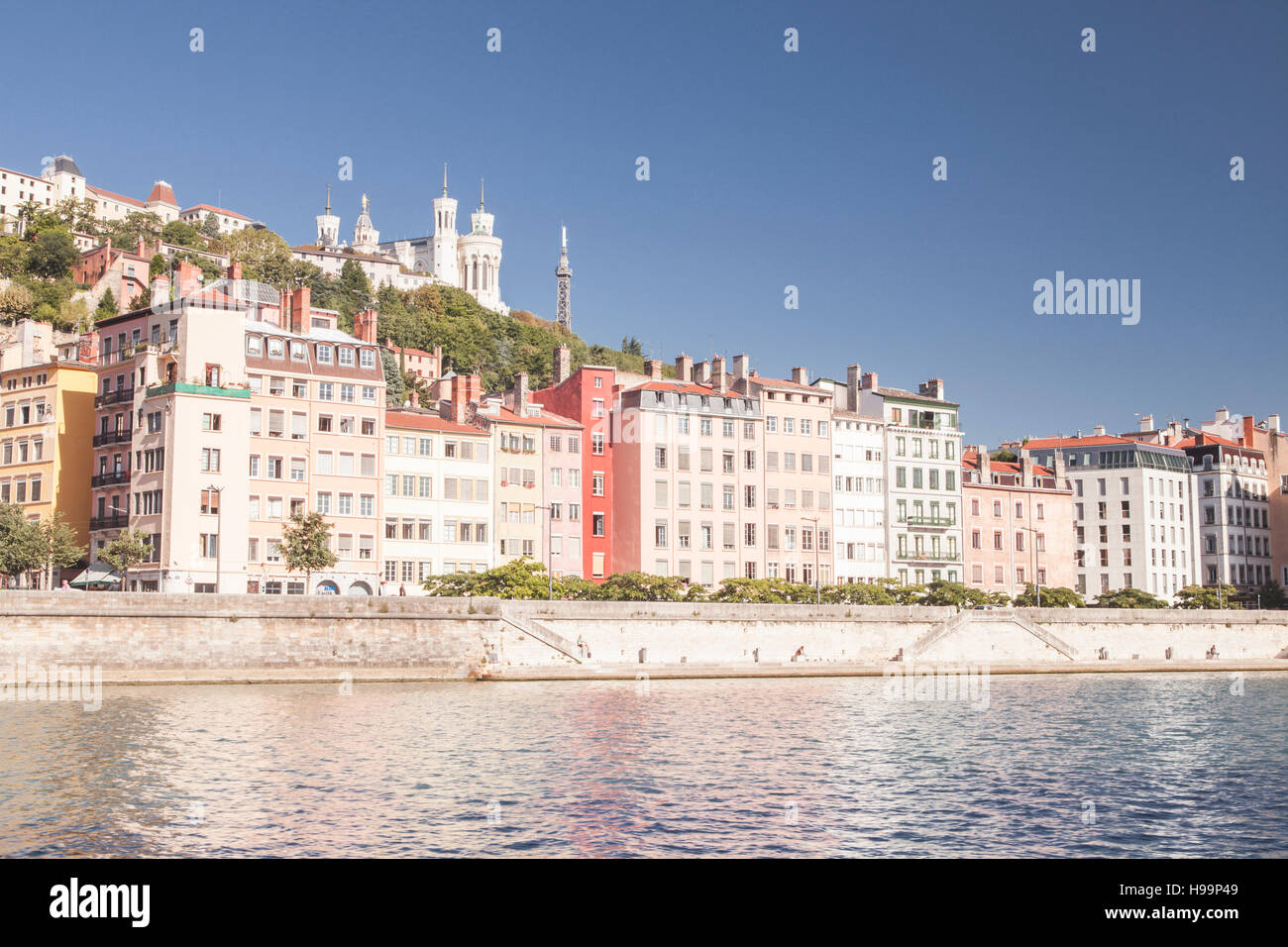 Vieux Lyon und den Fluss Saone. Notre Dame de Fourvière ersichtlich auf dem Hügel. Stockfoto