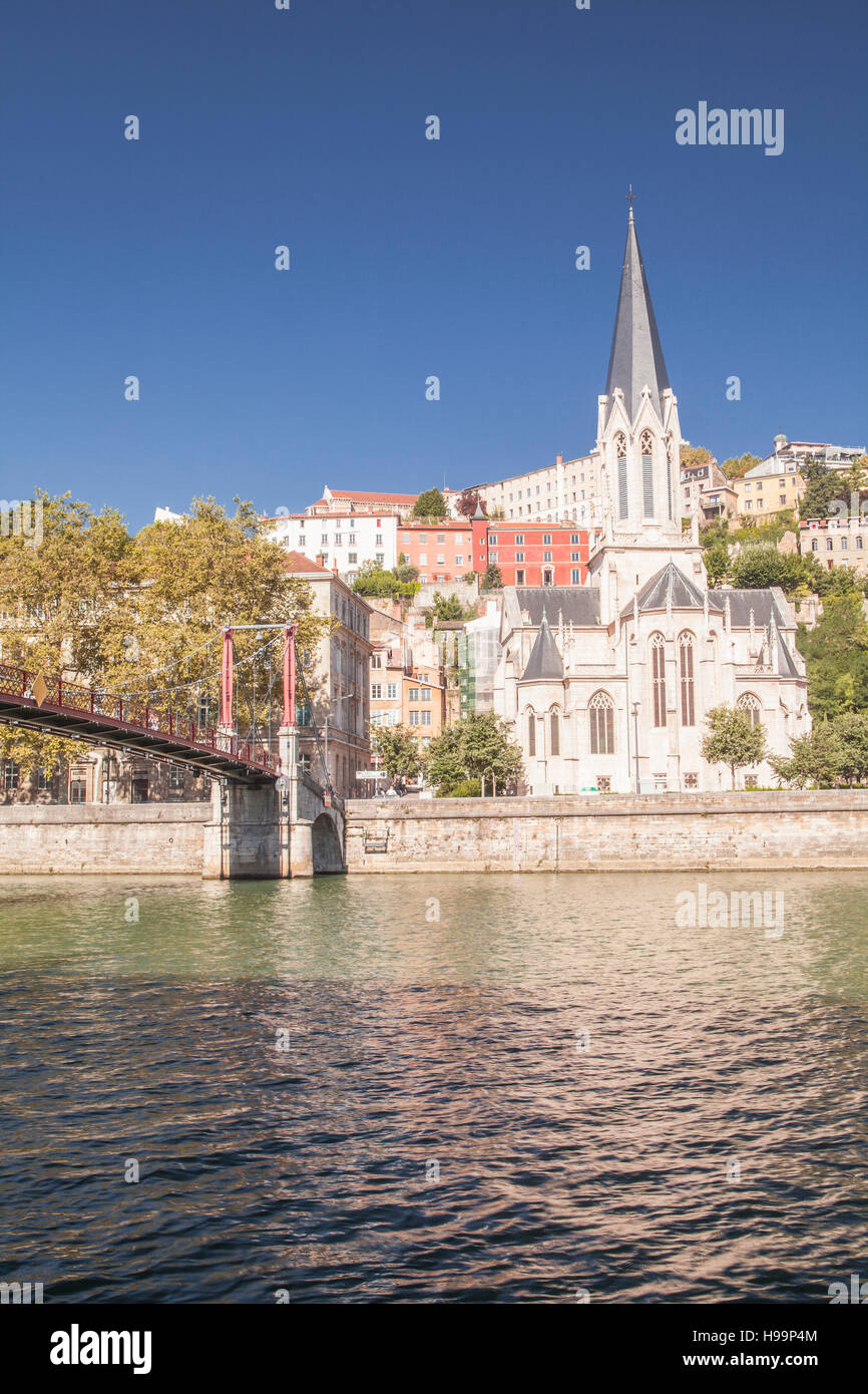 Eglise und Passerelle Saint George in Vieux Lyon. Stockfoto