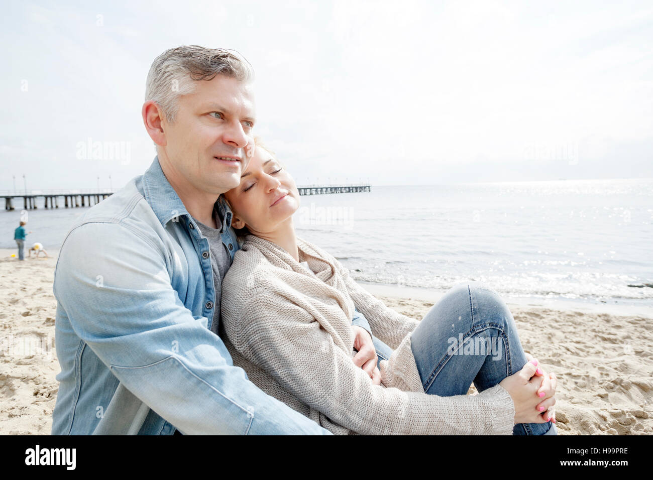 Porträt des Paares in der Liebe am Strand Stockfoto