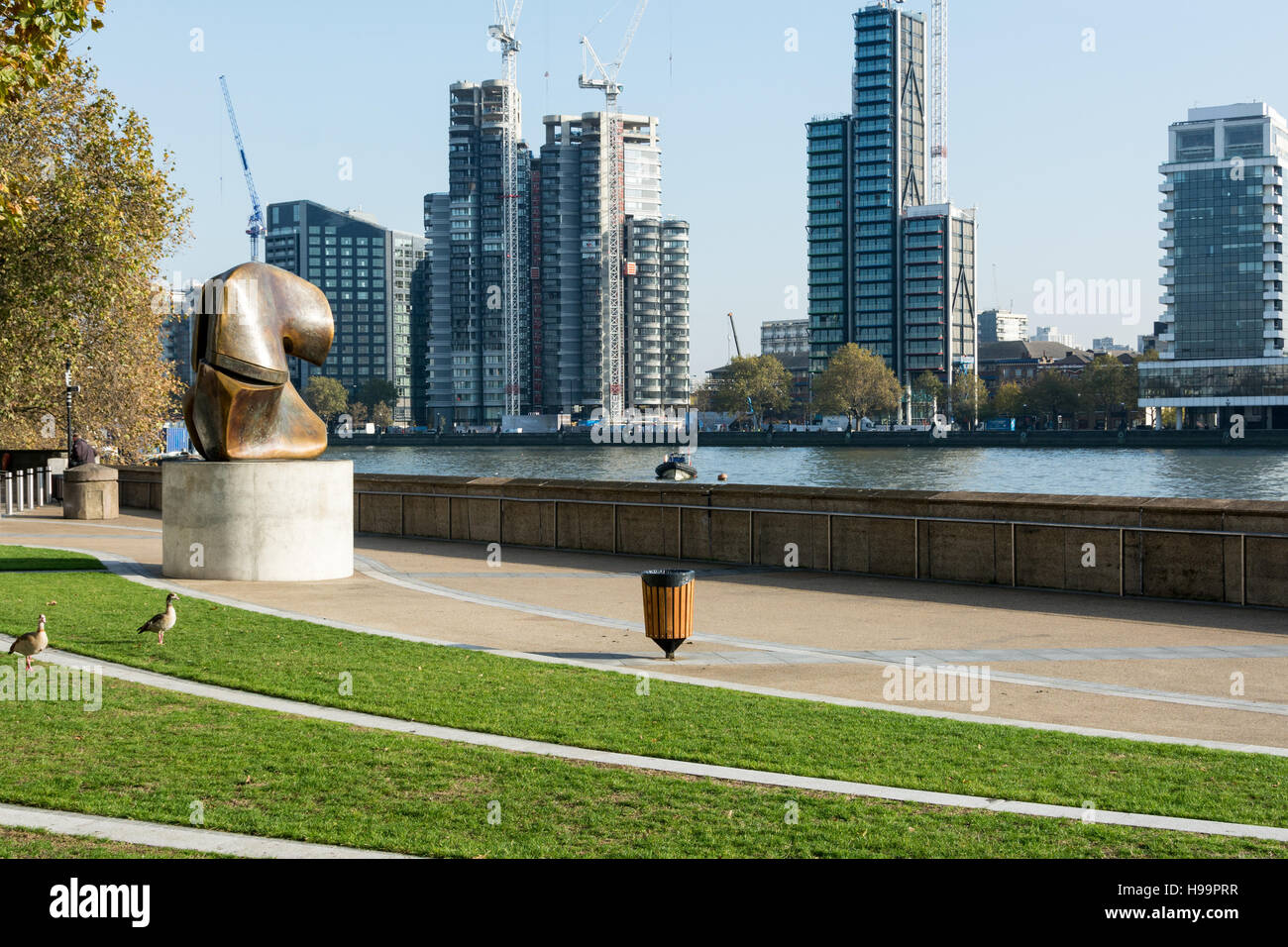 Henry Moores Locking Piece Skulptur außerhalb der Tate Britain auf Londons Millbank. Stockfoto