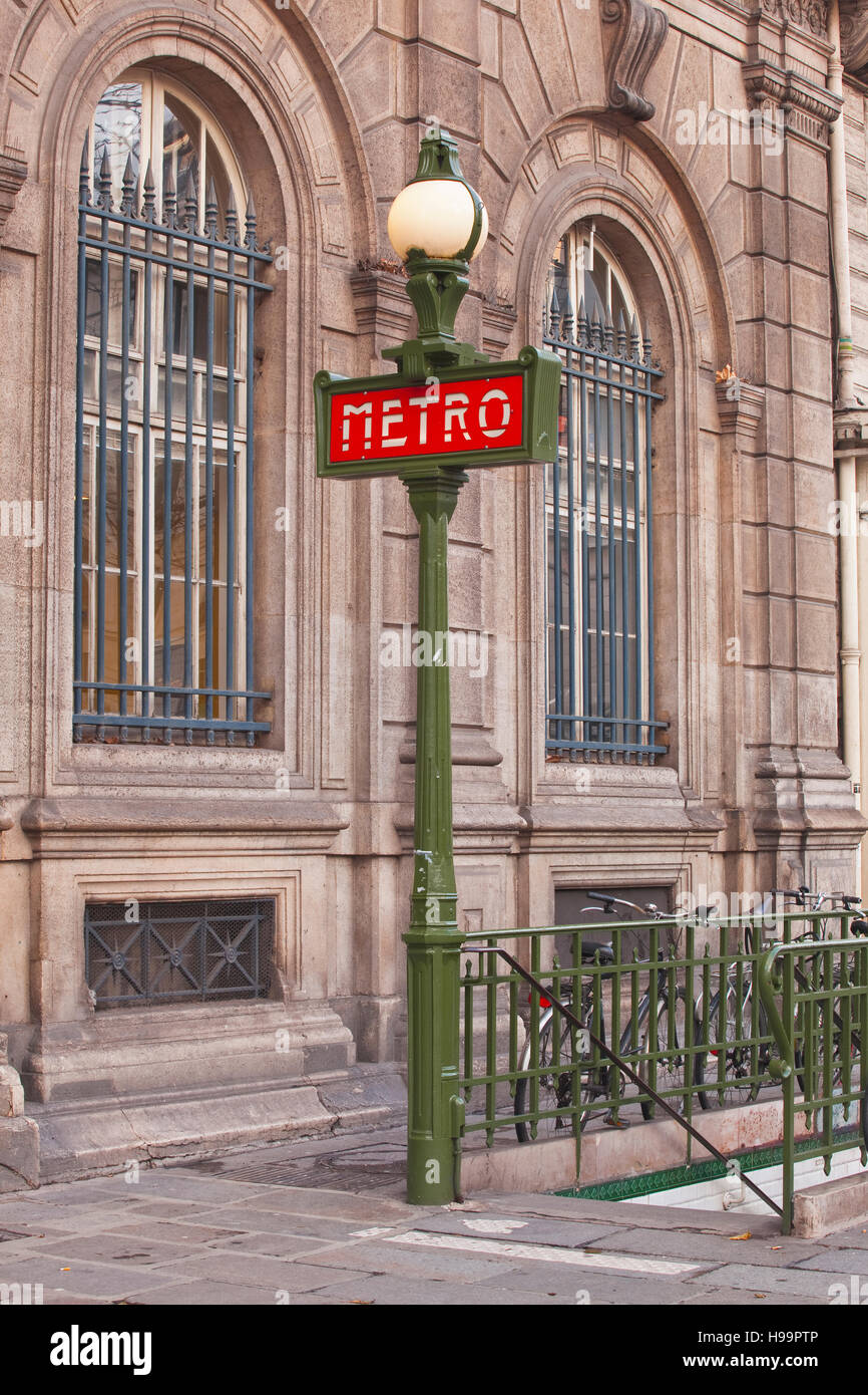 Der Eingang zu einer u-Bahnstation in Paris. Stockfoto
