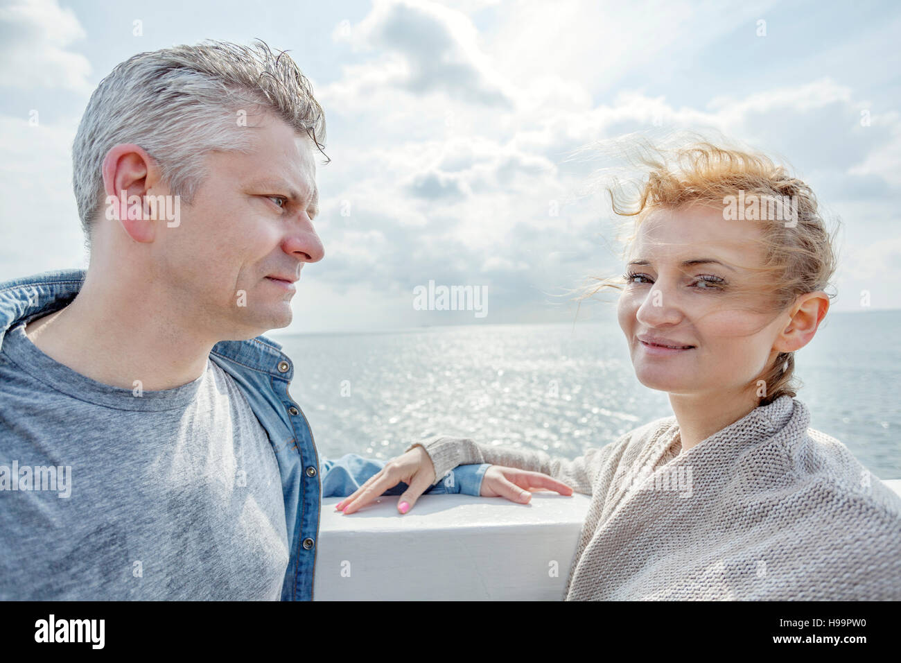 Porträt des Paares in der Liebe auf der Uferpromenade Stockfoto