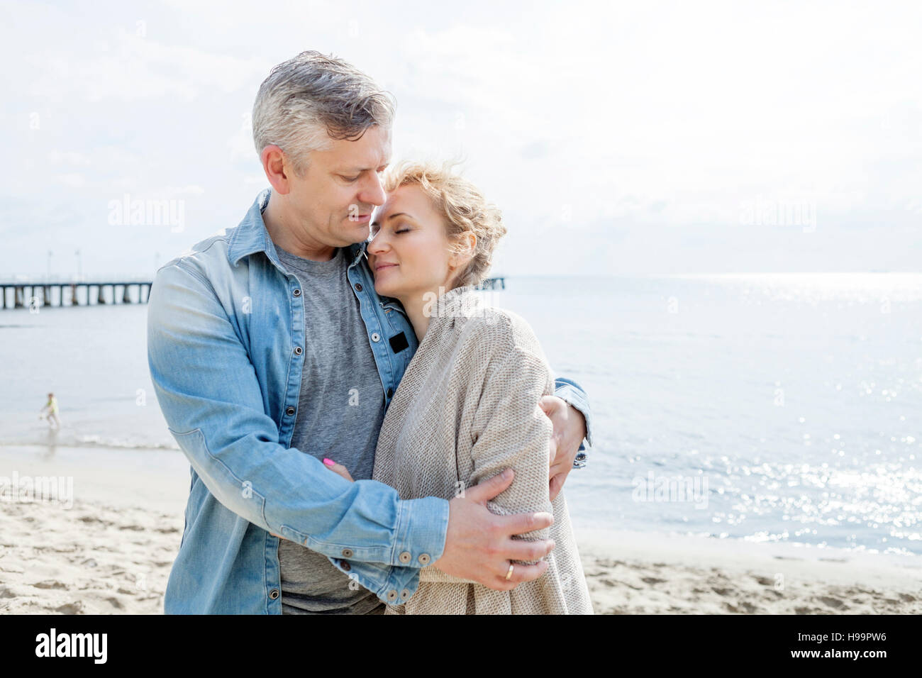 Paar in Liebe stehen am Strand Stockfoto