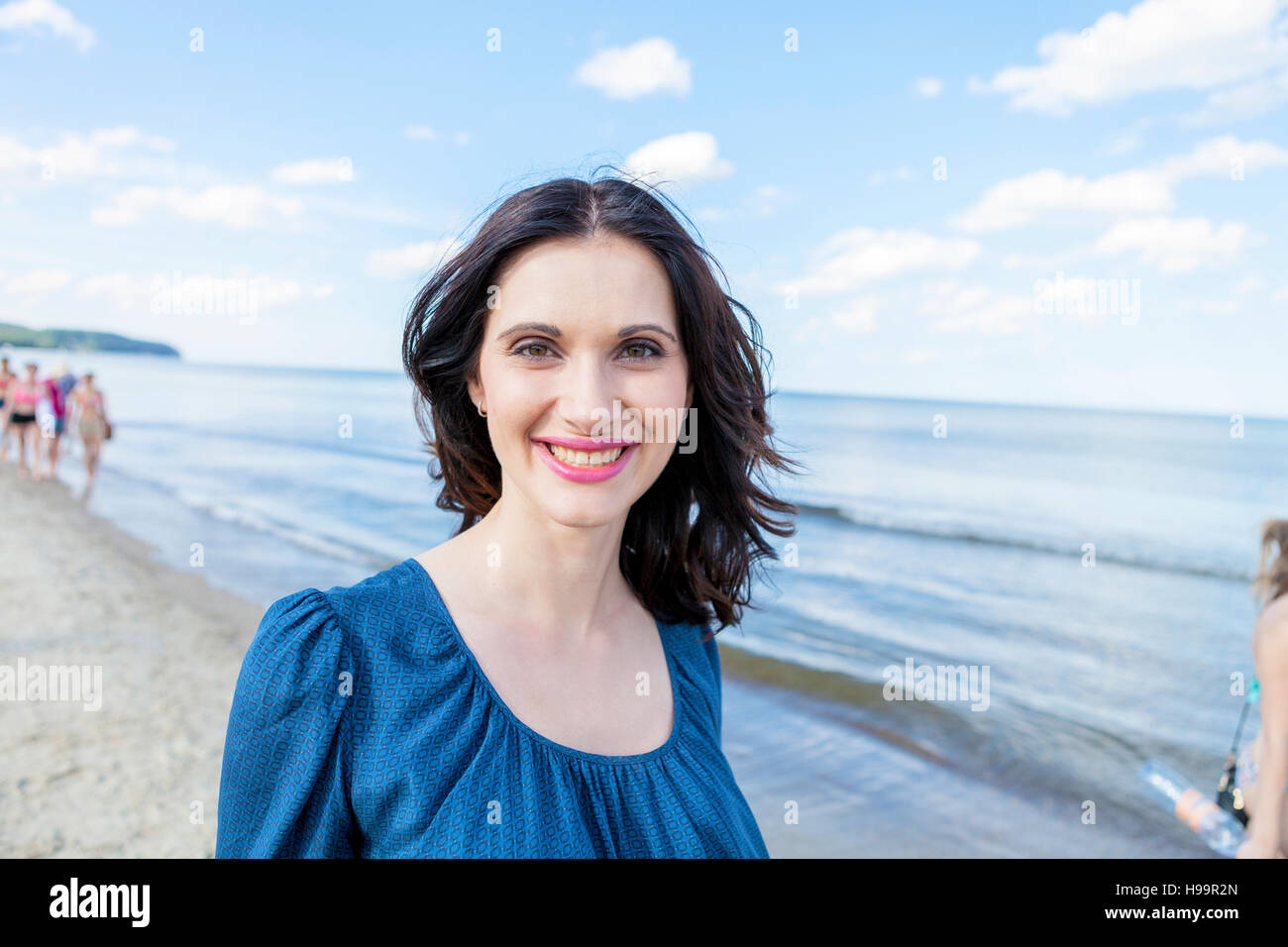 Porträt Frau mit braunen Haaren am Strand Stockfoto