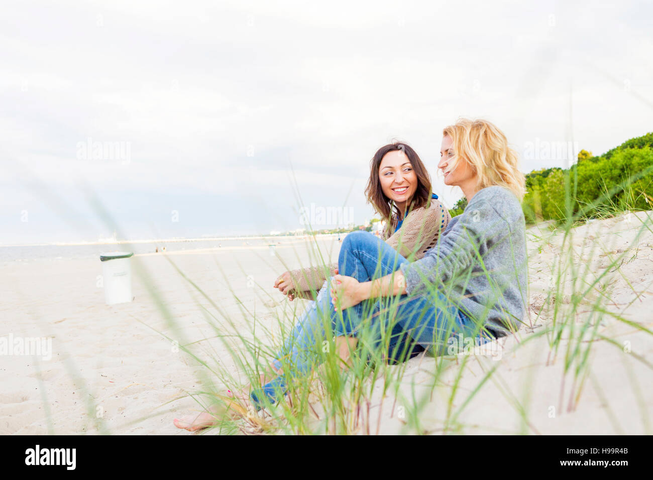 Zwei Freundinnen Entspannung am Sandstrand Stockfoto