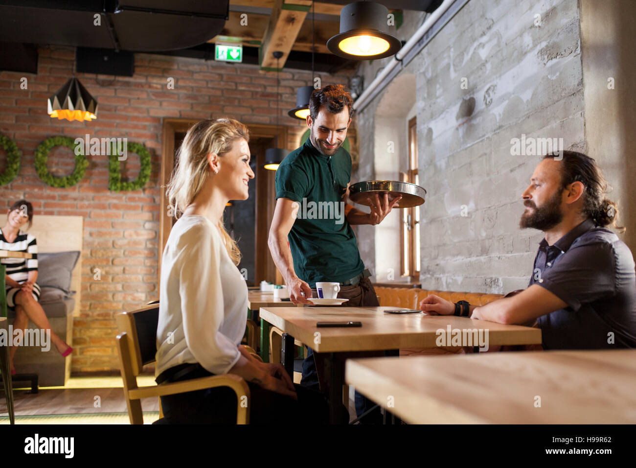 Serving Espresso für die Gäste im Restaurant Kellner Stockfoto