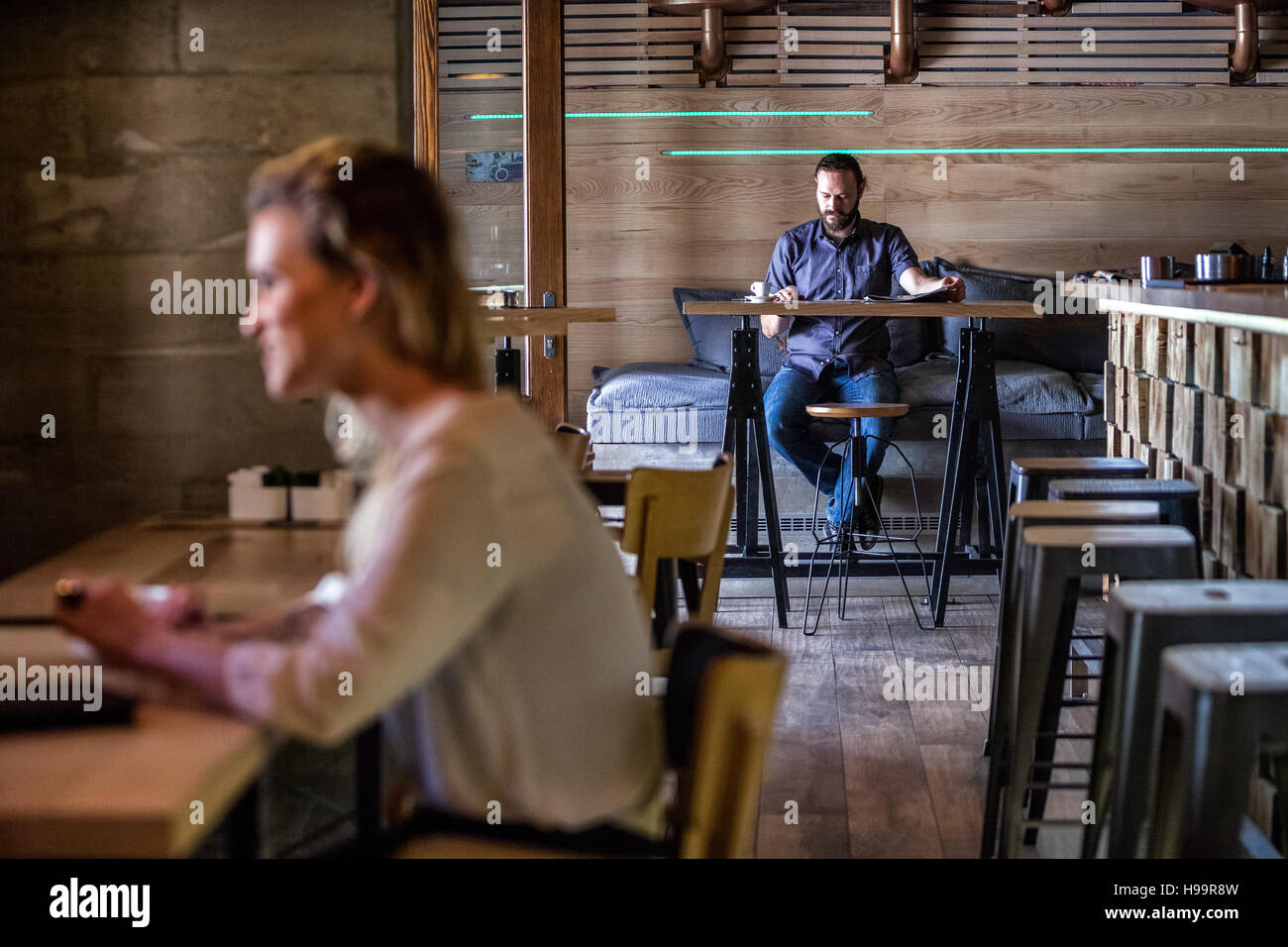 Mann in Coffee-Shop mit Smartphone Stockfoto
