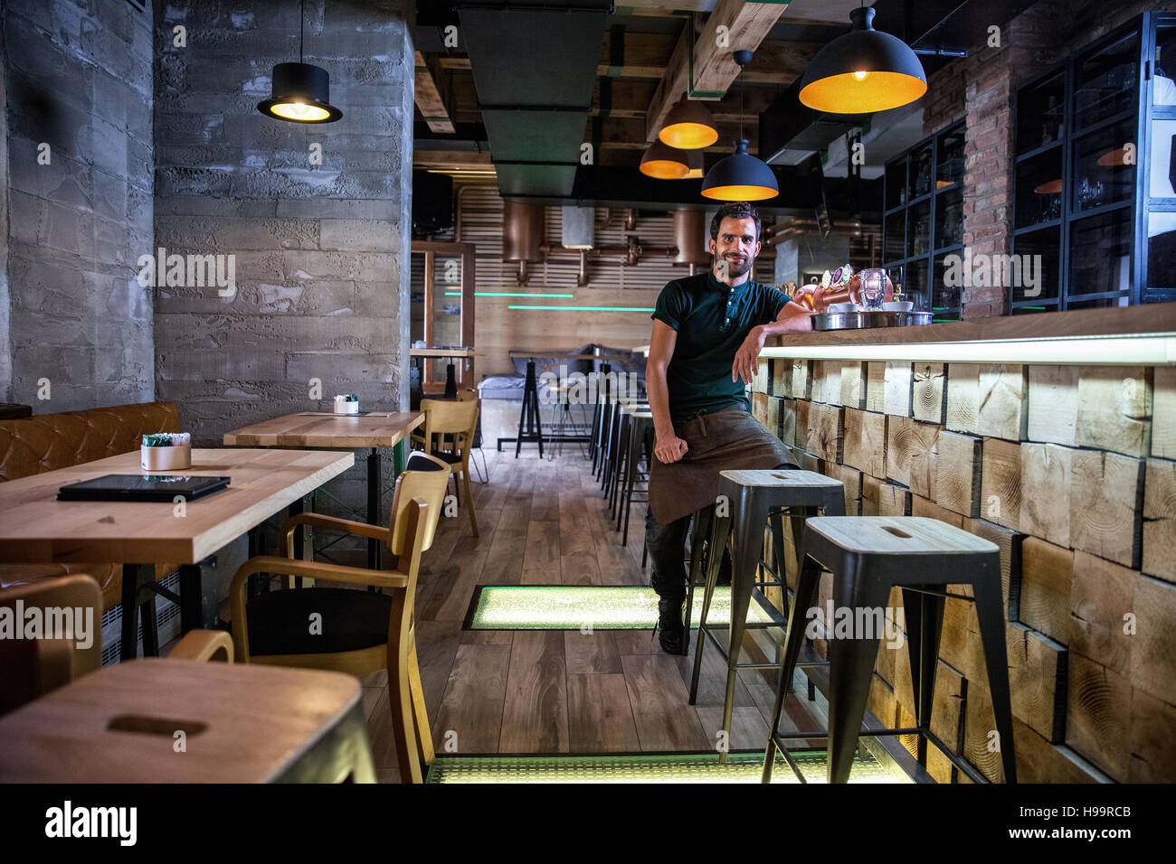 Unternehmer, die sitzen am Tresen von seinen Coffee-shop Stockfoto