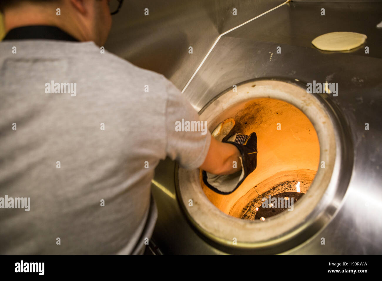 Mann, Kochen in der Großküche des Imbisswagens Stockfoto