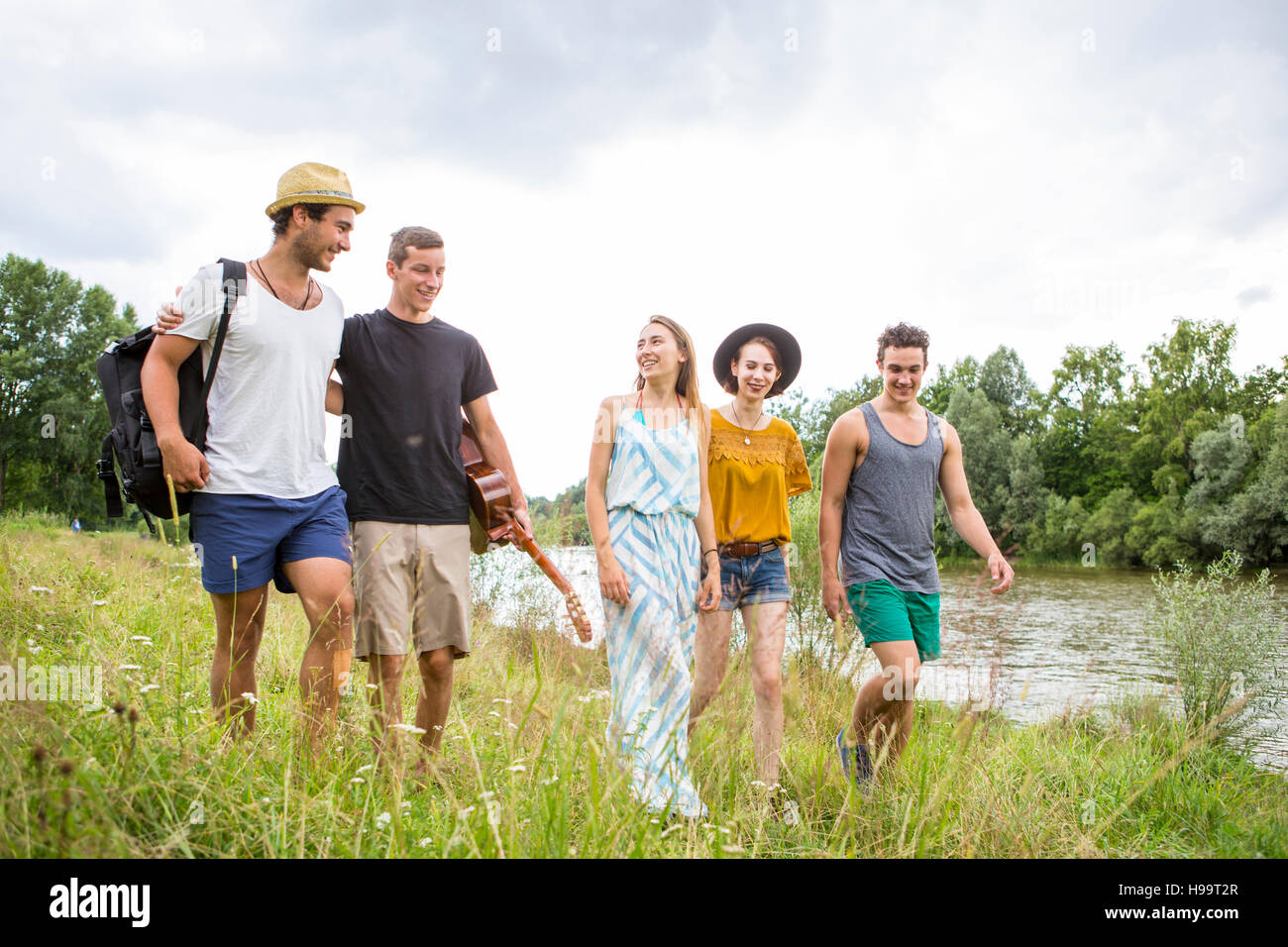 Gruppe von Freunden, ein Spaziergang am Ufer des Flusses Stockfoto