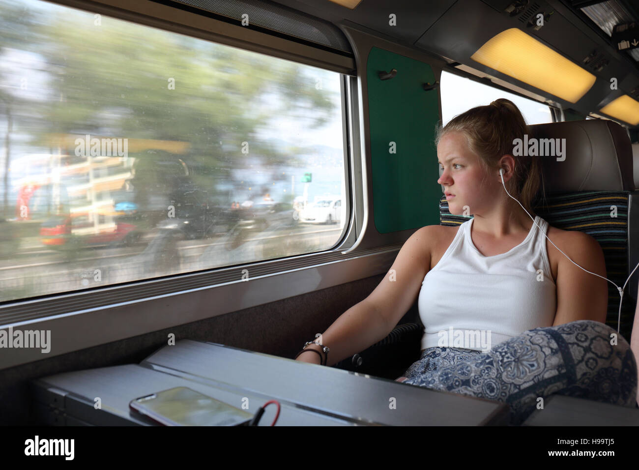 Mädchen auf französischen Zug mit ipod Stockfoto