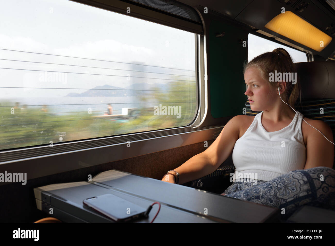 Mädchen auf französischen Zug mit ipod Stockfoto