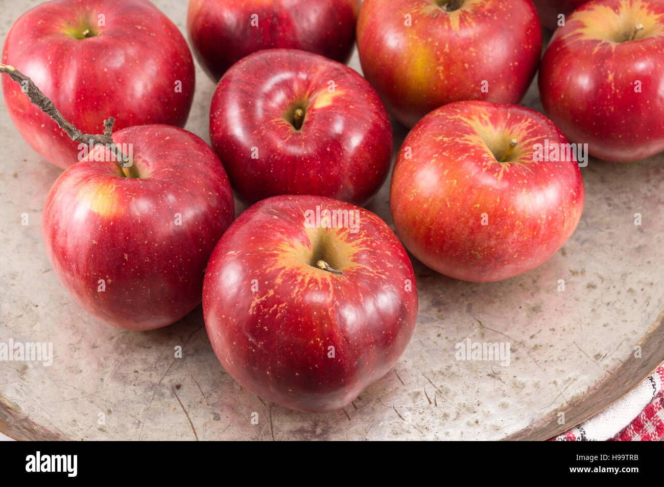 Frisch gepflückt rote Äpfel auf einer Steinplatte Stockfoto