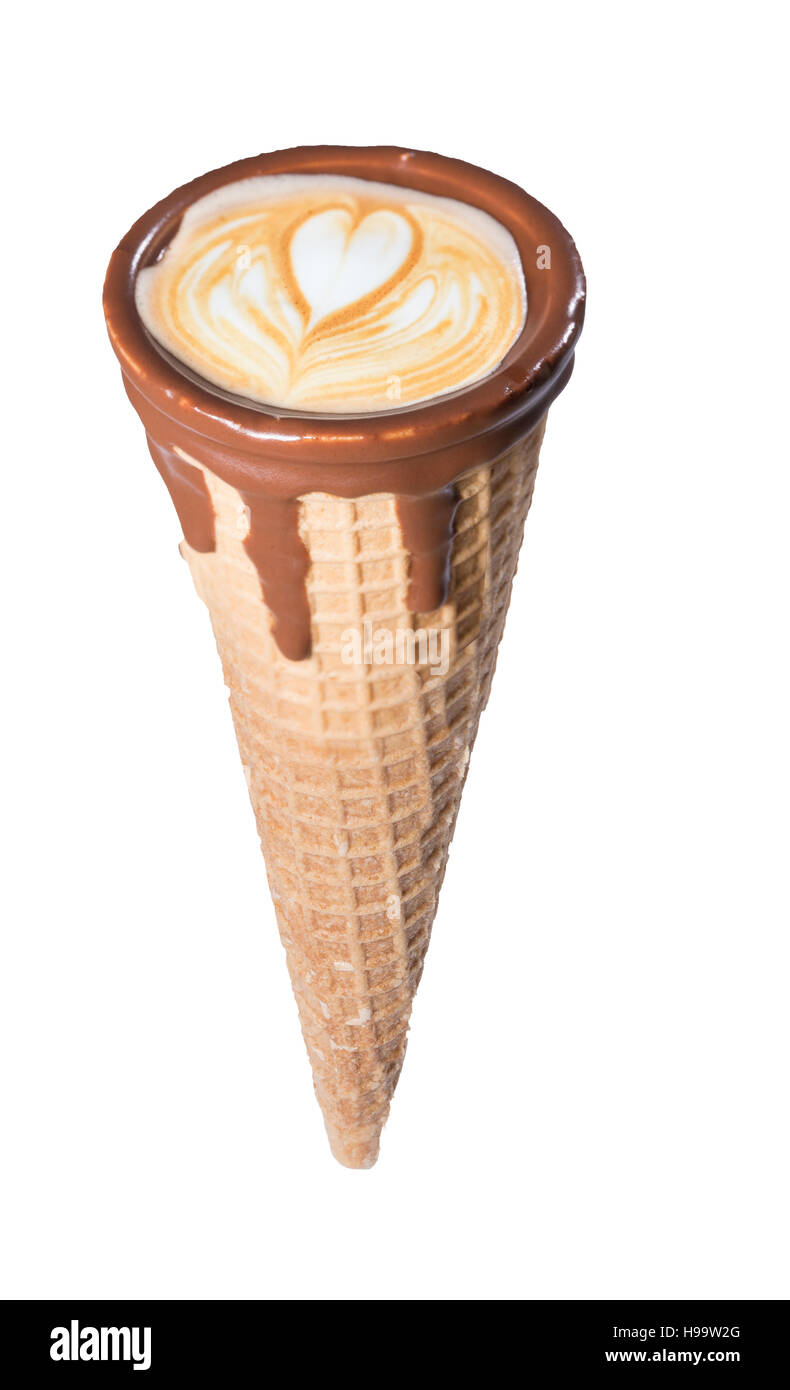 Kaffee im Waffelhörnchen in Schokolade getaucht, mit Zeichnungen in Cappuccino / Latte Milchschaum, Latte Art, isoliert Stockfoto