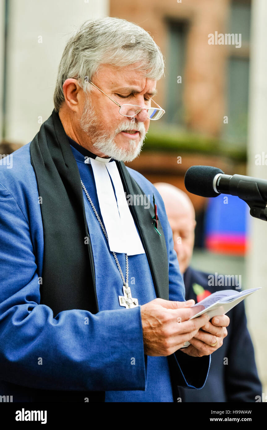 Belfast, Nordirland. 13. November 2016 - Rev Bill Mullally, Präsident der methodistischen Kirche in Irland, gibt eine Adresse beim Remembrance Sunday Service im Belfast City Hall Kenotaph. Stockfoto