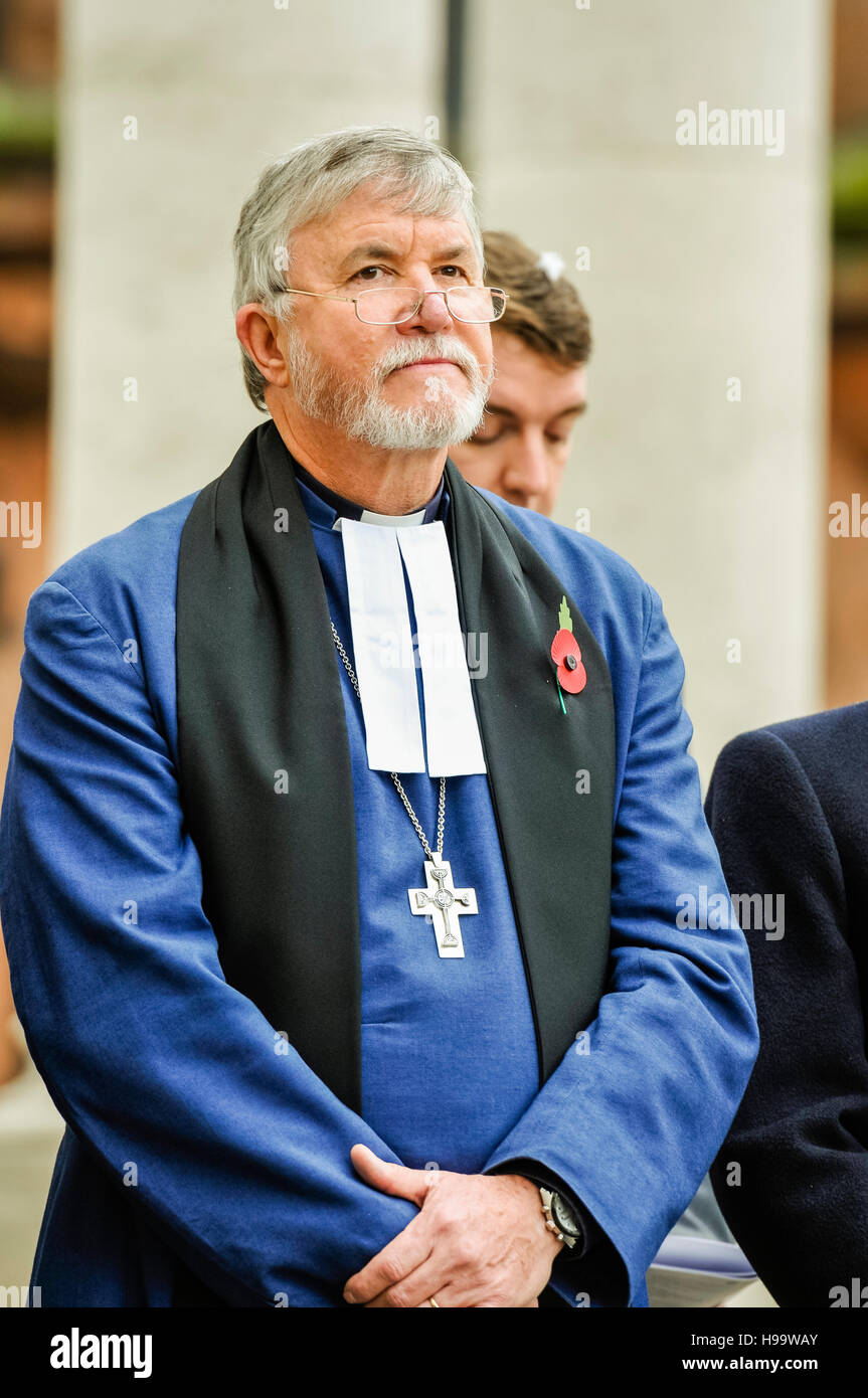 Belfast, Nordirland. 13. November 2016 - Rev Bill Mullally, Präsident der methodistischen Kirche in Irland, gibt eine Adresse beim Remembrance Sunday Service im Belfast City Hall Kenotaph. Stockfoto