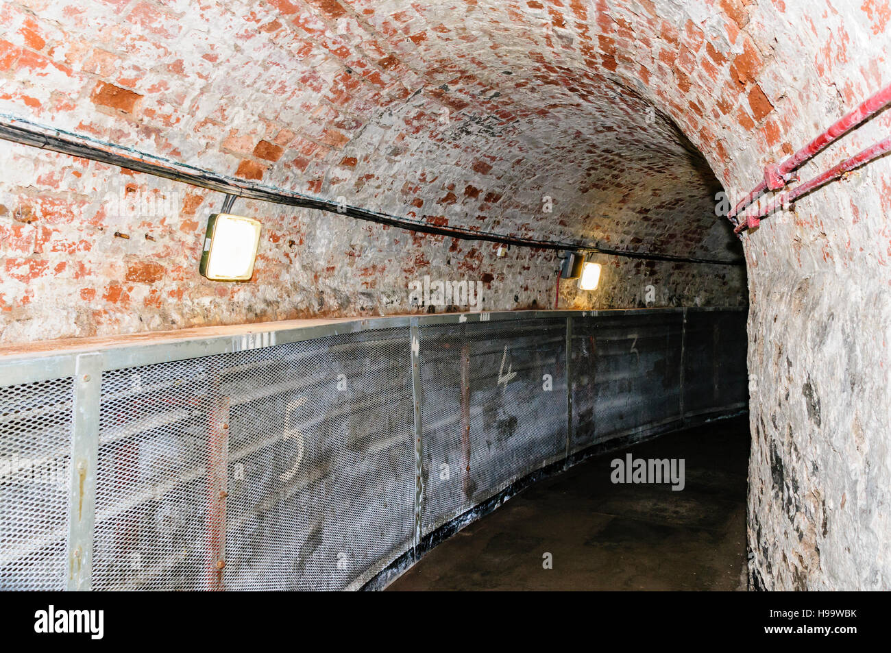 U-Bahn Tunnel zwischen Crumlin Road Courthouse, Gefängnis und Crumlin Road, Belfast, Nordirland. Dieser Tunnel wurde verwendet, um Untersuchungshäftlinge zu Transfer für ihre Anhörung vor Gericht und wurde oft die Lage für Kämpfe und Angriffe zwischen rivalisierenden Gefangenen. Stockfoto