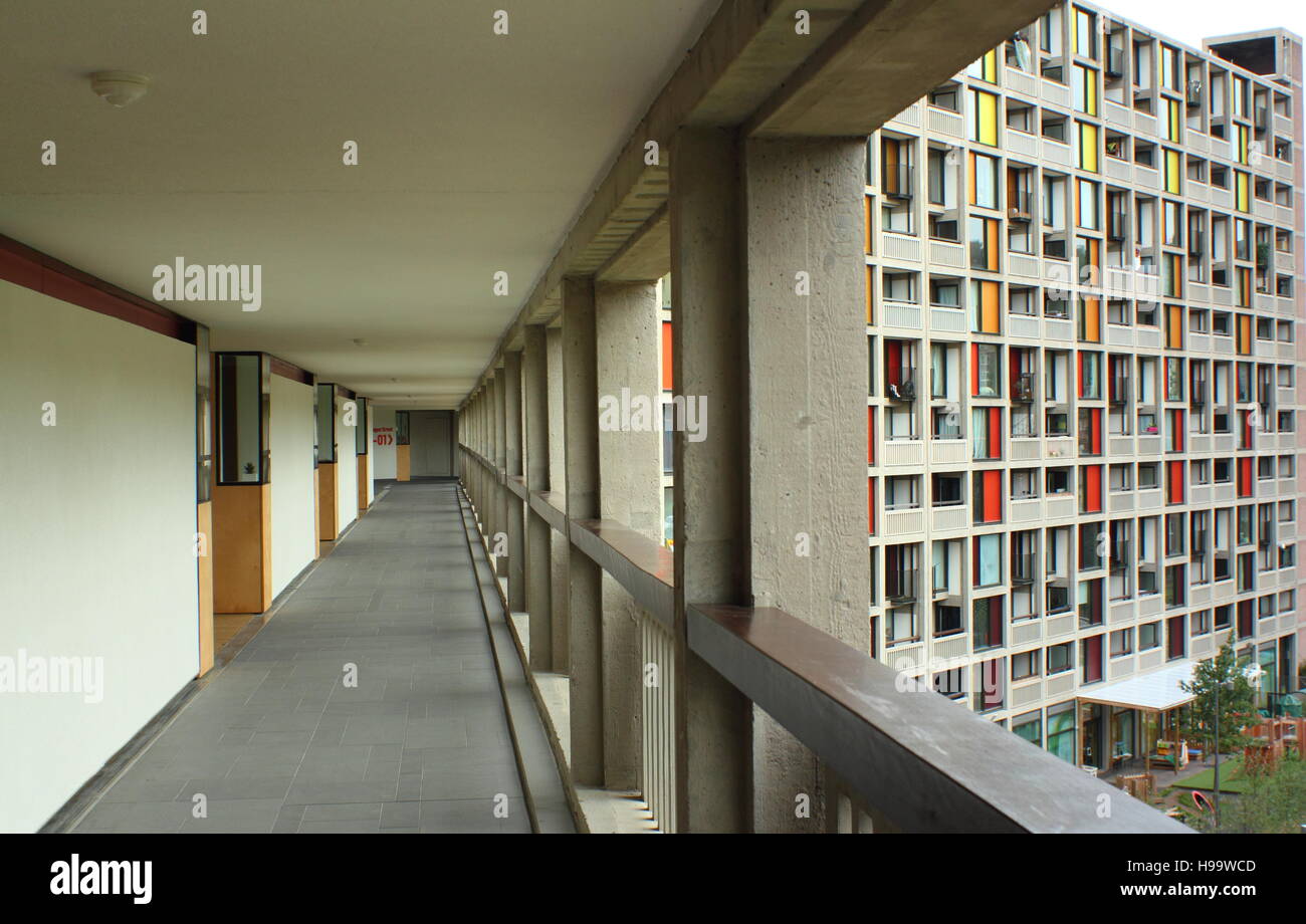 Einen Gang durch die Wohnung Eingänge in einer sanierten Flanke des Park Hill Wohnungen in der Stadt von Sheffield, Yorkshire, England UK-2016 Stockfoto